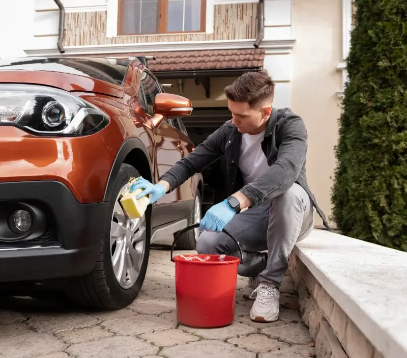 Lavage auto à domicile Le Mayet-de-Montagne : professionnel intervenant sur un véhicule